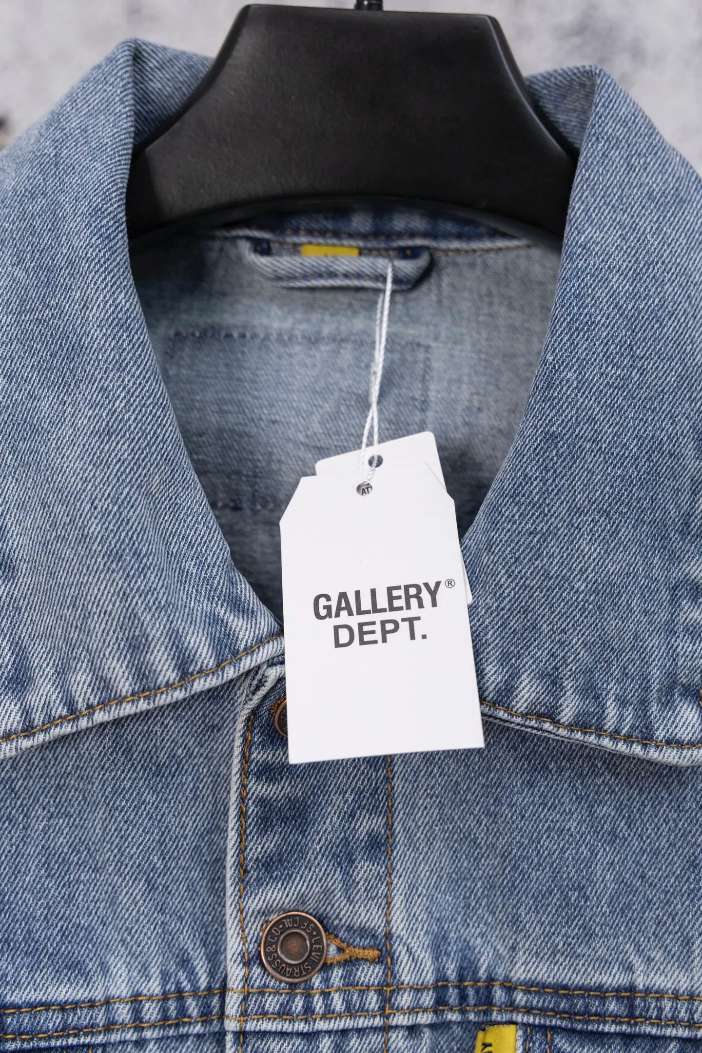 💰280 GALLERY DEPT. 22fw Vintage Andy Denim Jacket Embroidered Black Logo Washed Distressed Denim Jacket Denim Jacket Same Style for Couples Gallery Dept. was born in the soil of Los Angeles street culture. With the core concept of "art is daily life", it deeply integrates traditional denim craftsmanship with modern graffiti art. The brand transforms old denim, Vintage T-shirts and other items by hand, giving them personalized elements such as wear, splashing, splicing, etc. Each piece is hand-finished by craftsmen and has both artistic collection value and practical function. In 2021, the joint capsule series with French veteran Lanvin and the cooperation with Chrome Hearts have attracted the attention of the fashion industry, confirming its transformation from an independent studio to an international trend symbol. Gallery Dept. targets the global fashion pioneer group aged 18-35 and positions itself as a "high street art trendy brand". Its core competitiveness lies in: • Cultural symbol output: Through endorsements from stars such as Virgil Abloh, Jennie, and Justin Bieber, it strengthens the brand's benchmark status in the hip-hop and fashion circles. Size: S-XL